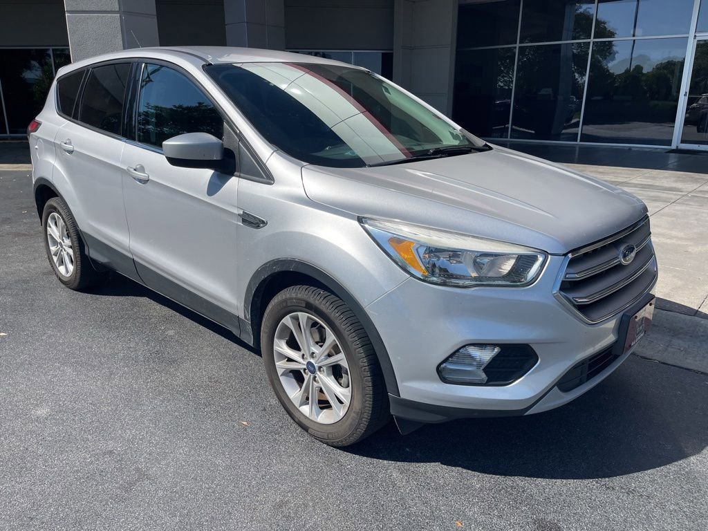 Used 2017 Ford Escape SE FWD image 2