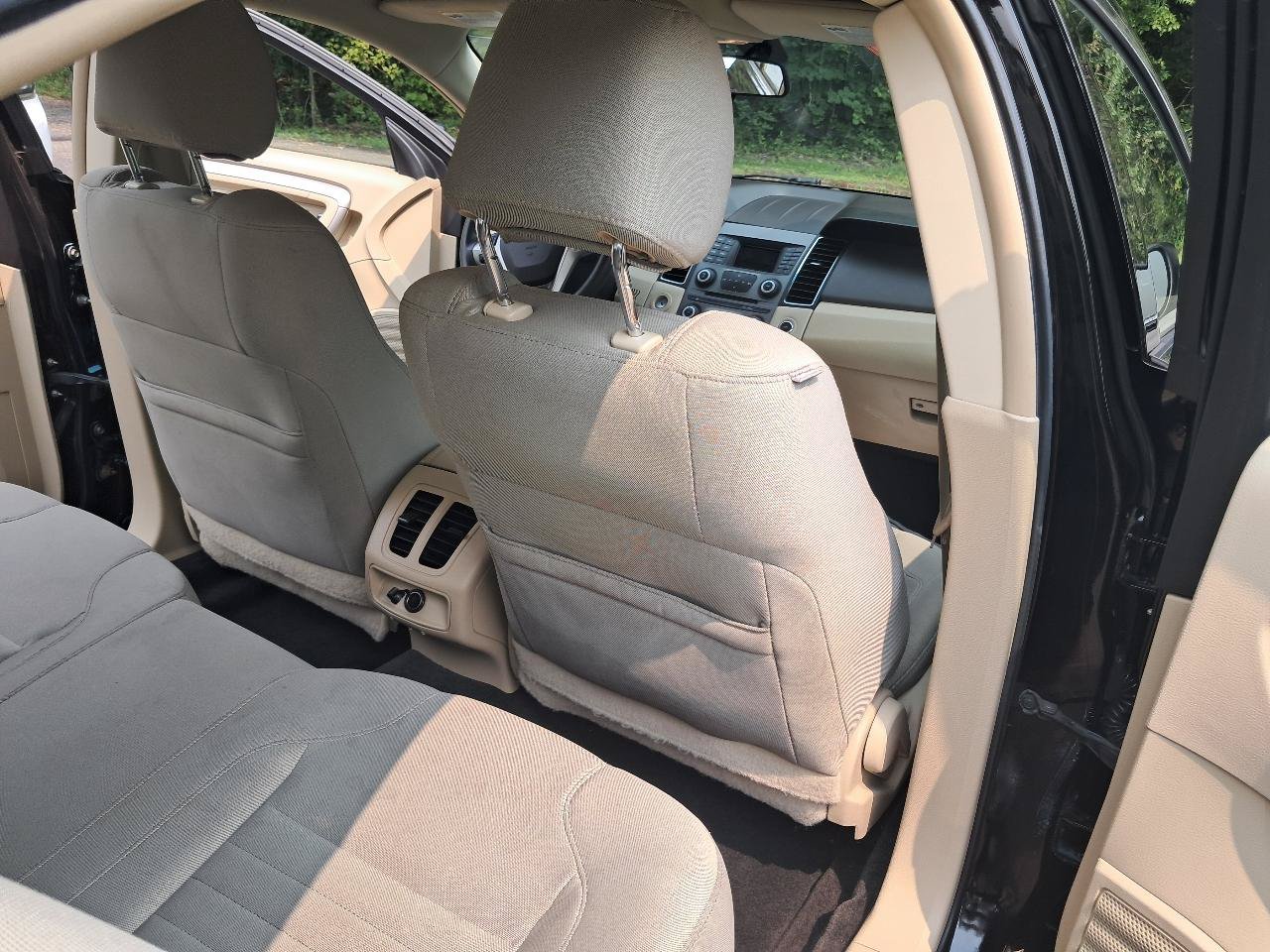 Used 2017 Ford Taurus SE FWD image 25
