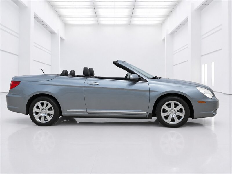 Used 2010 Chrysler Sebring Limited FWD image 3