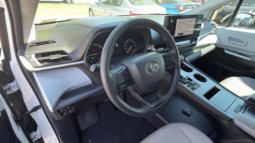 Used 2025 Toyota Sienna LE FWD image 29