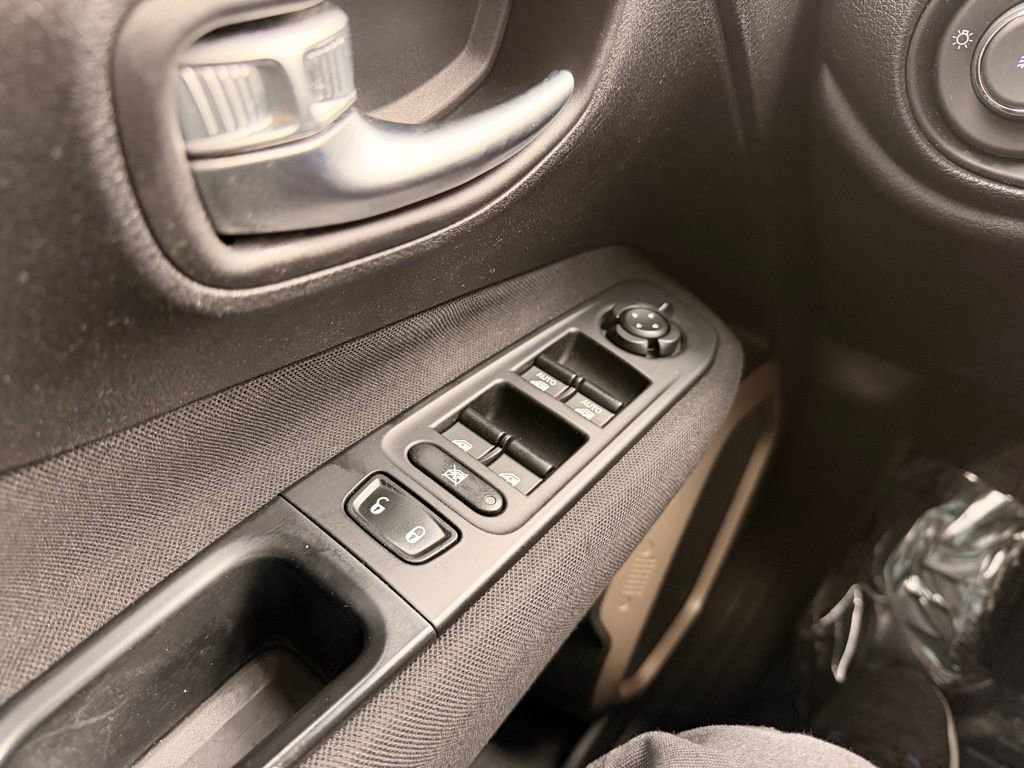 Used 2017 Jeep Renegade Latitude AWD/4WD image 22