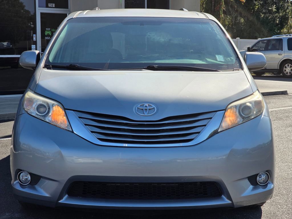 Used 2015 Toyota Sienna LE image 3
