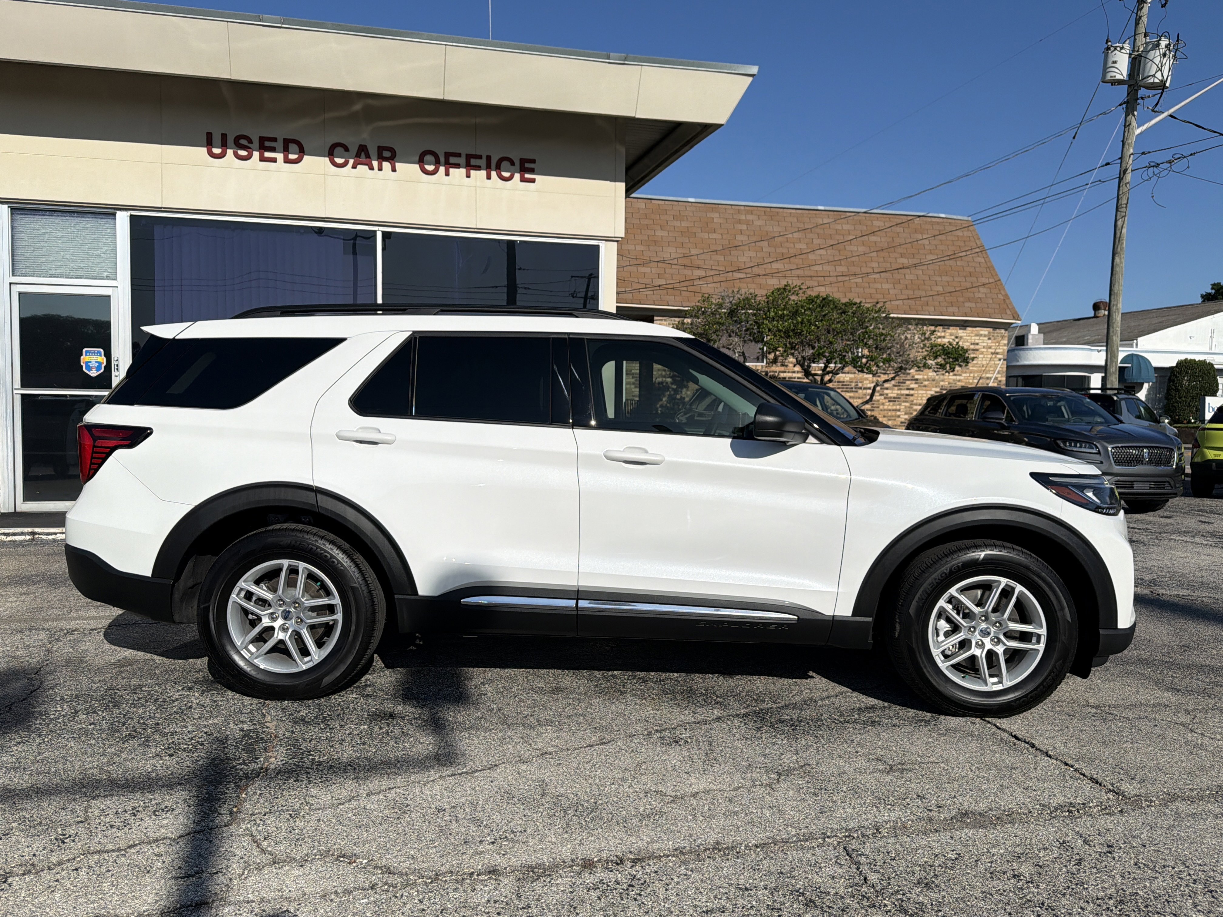 Used 2025 Ford Explorer Active w/ Active Comfort Package RWD image 2