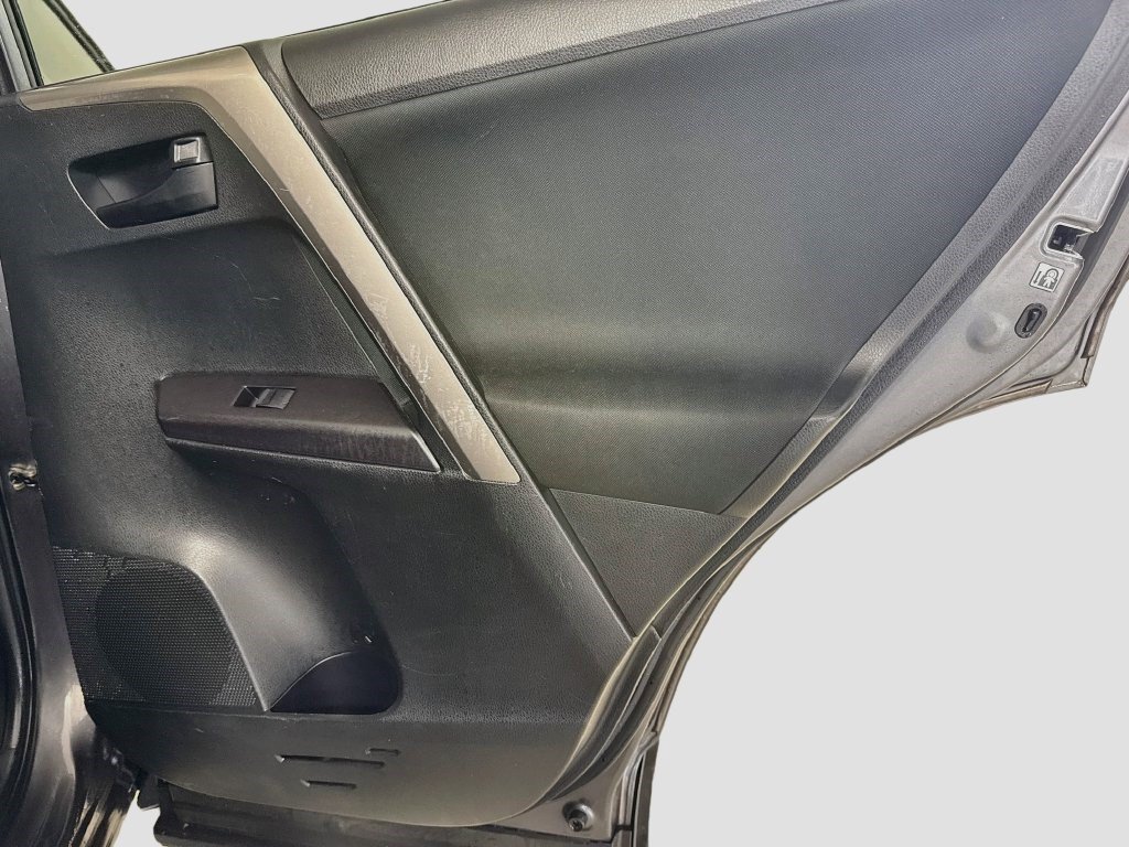 Used 2018 Toyota RAV4 LE FWD image 26