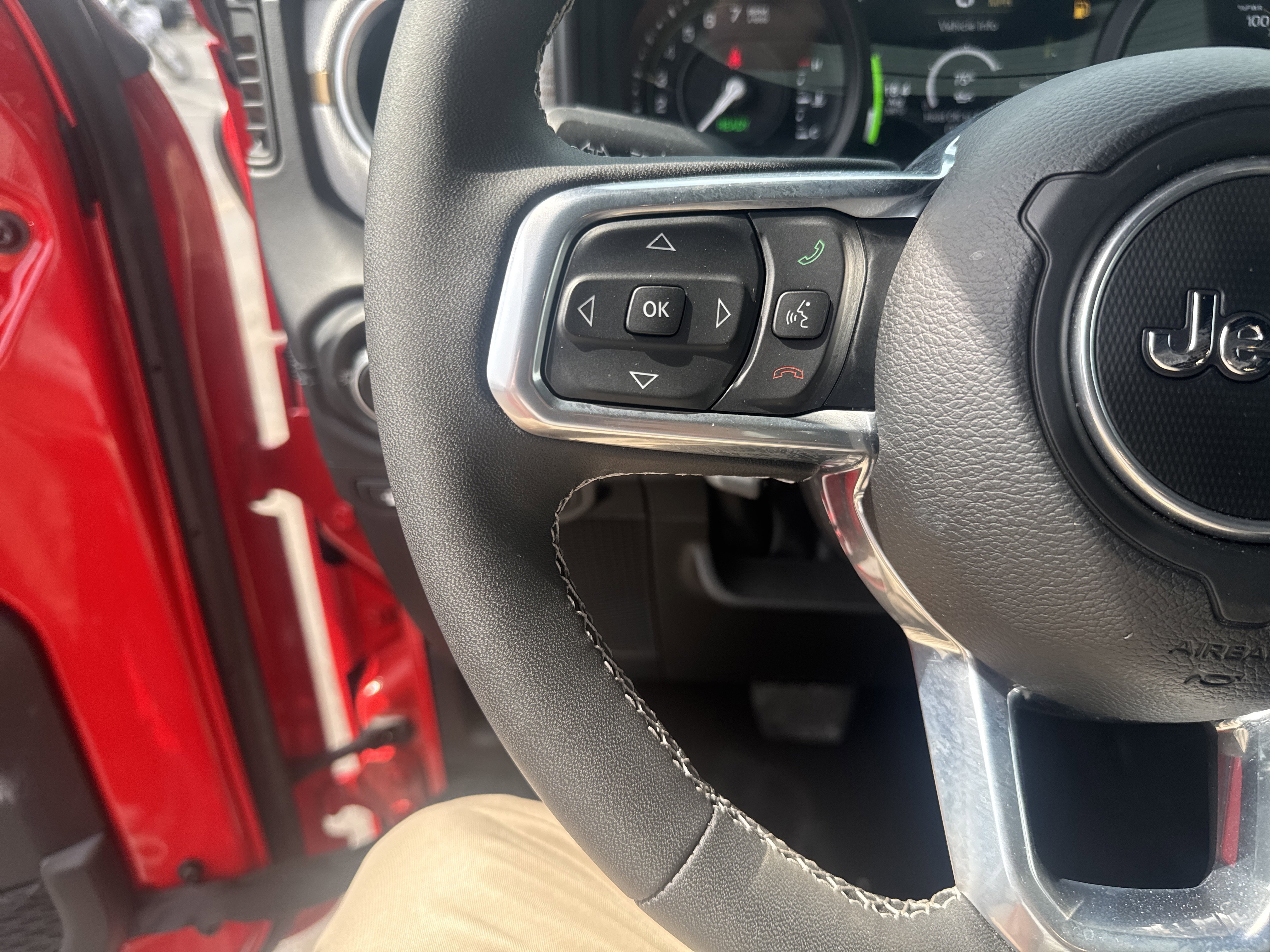 Used 2025 Jeep Wrangler Unlimited Sahara w/ Safety Group AWD/4WD image 18