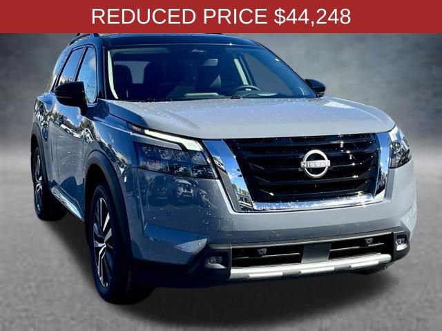New 2025 Nissan Pathfinder Platinum image 3