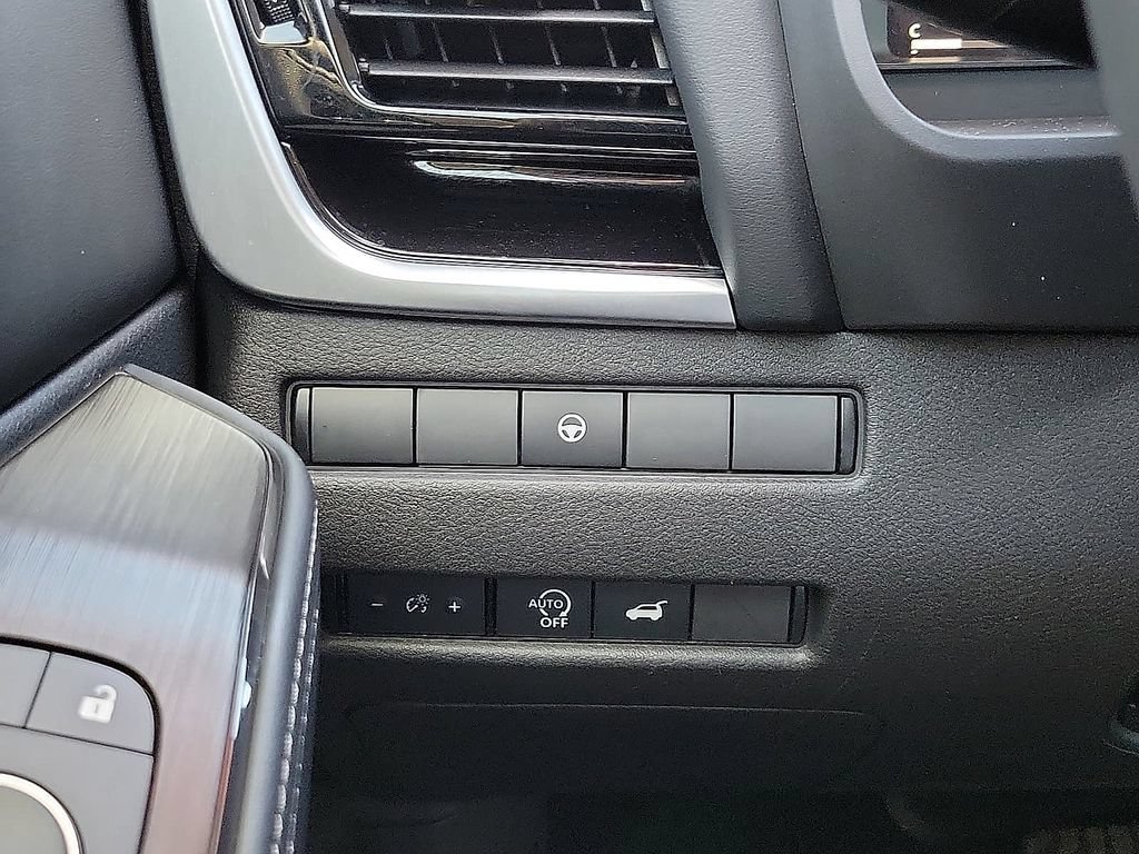 Used 2025 Nissan Rogue SL AWD/4WD image 14