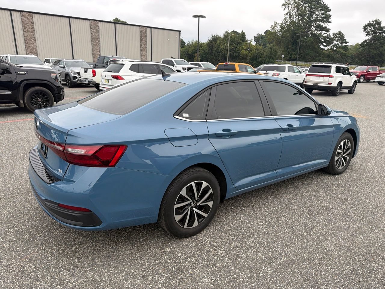 Used 2025 Volkswagen Jetta SE FWD image 9