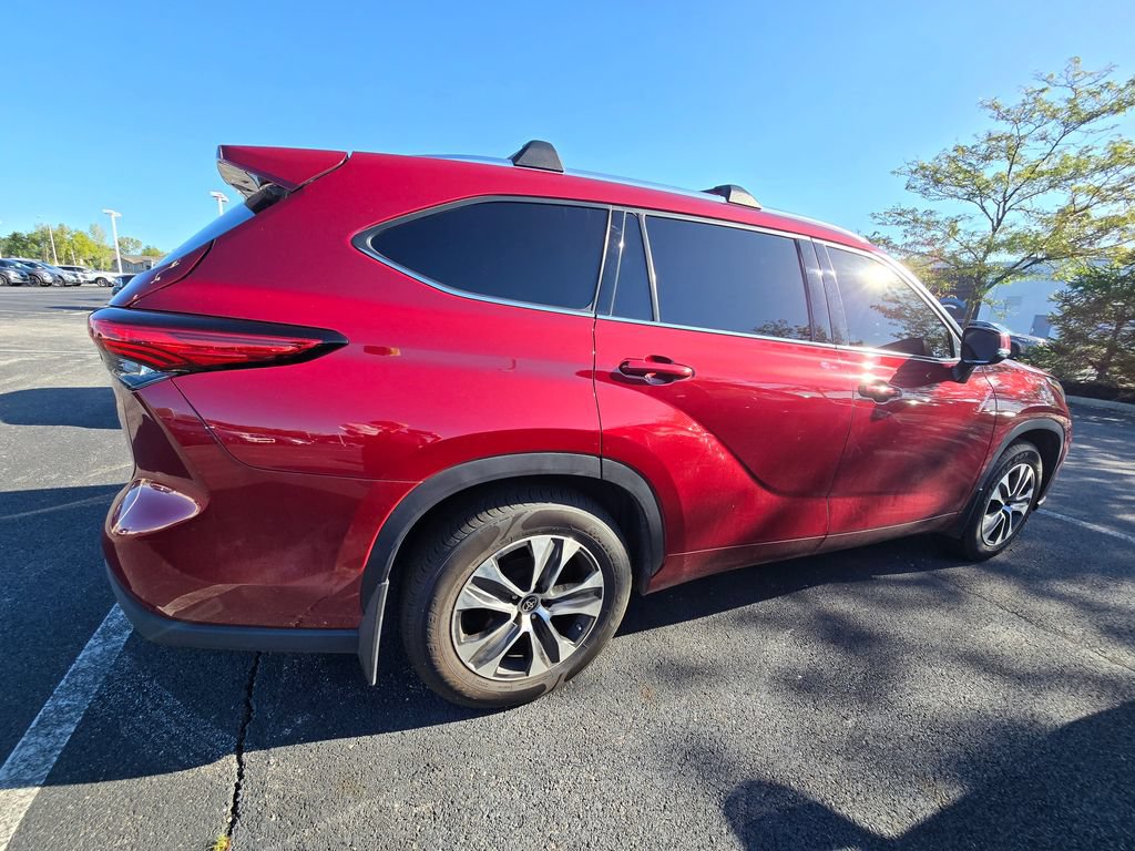 Used 2021 Toyota Highlander XLE FWD image 9