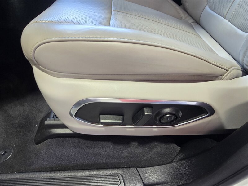Used 2023 Jeep Wagoneer Series III w/ Premium Group I AWD/4WD image 12