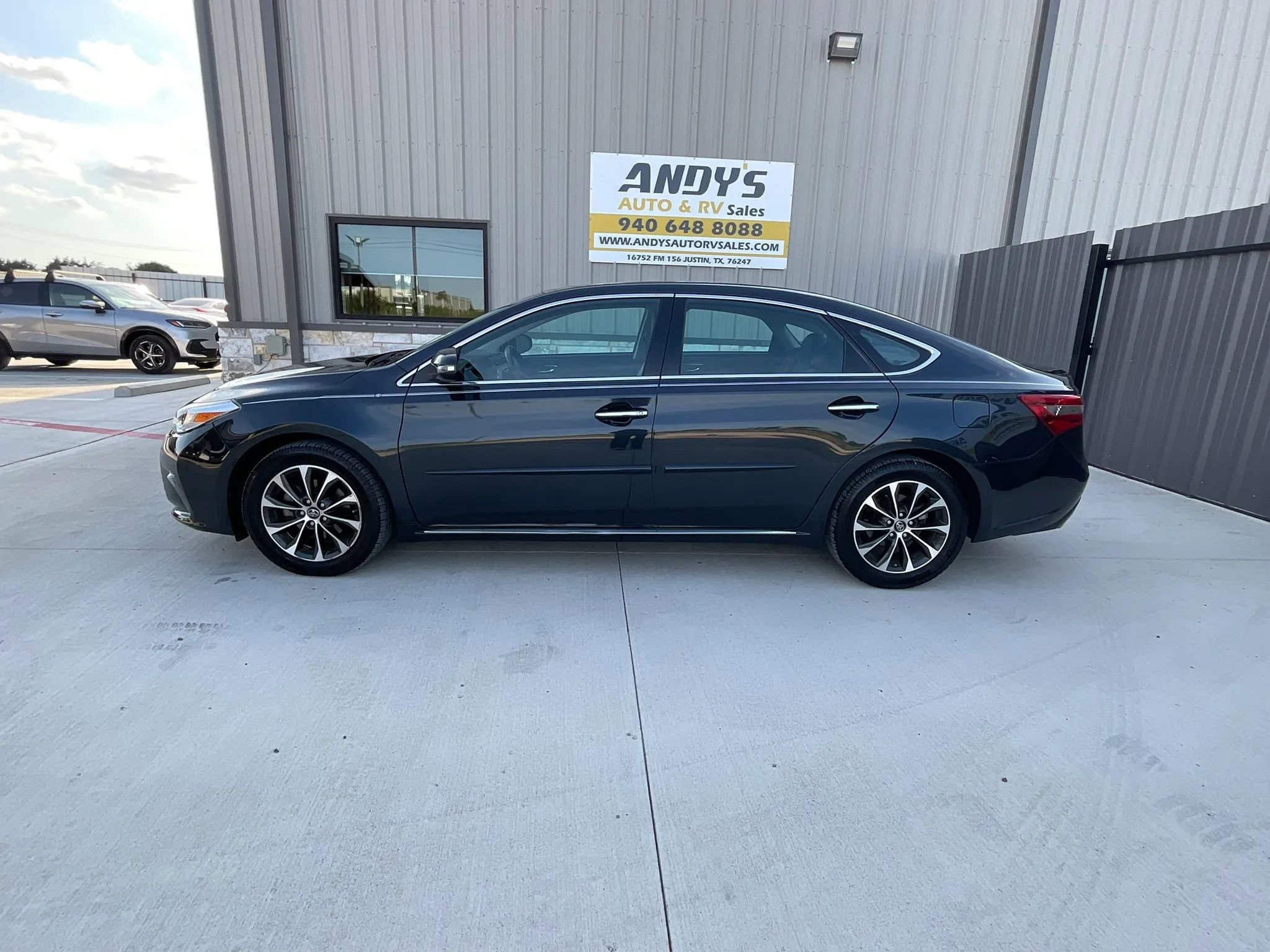 Used 2017 Toyota Avalon XLE Premium w/ All Weather Liner Package FWD image 9