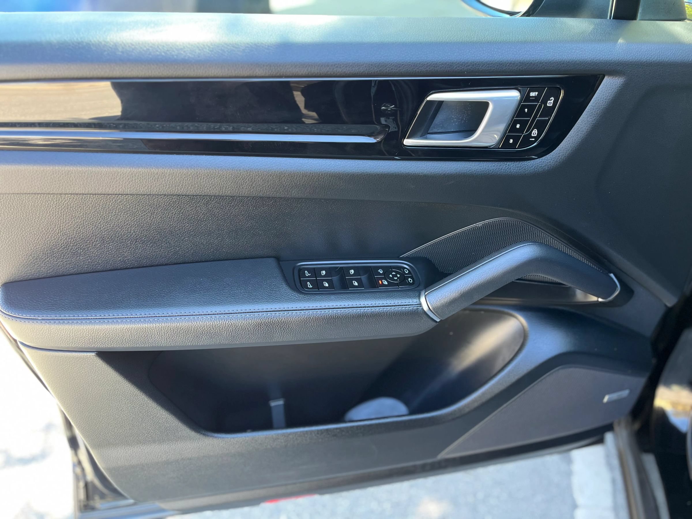 Used 2020 Porsche Cayenne w/ Driver Memory Package AWD/4WD image 11