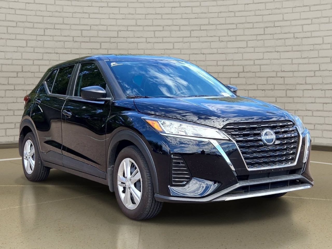 Used 2025 Nissan Kicks Play S FWD image 3