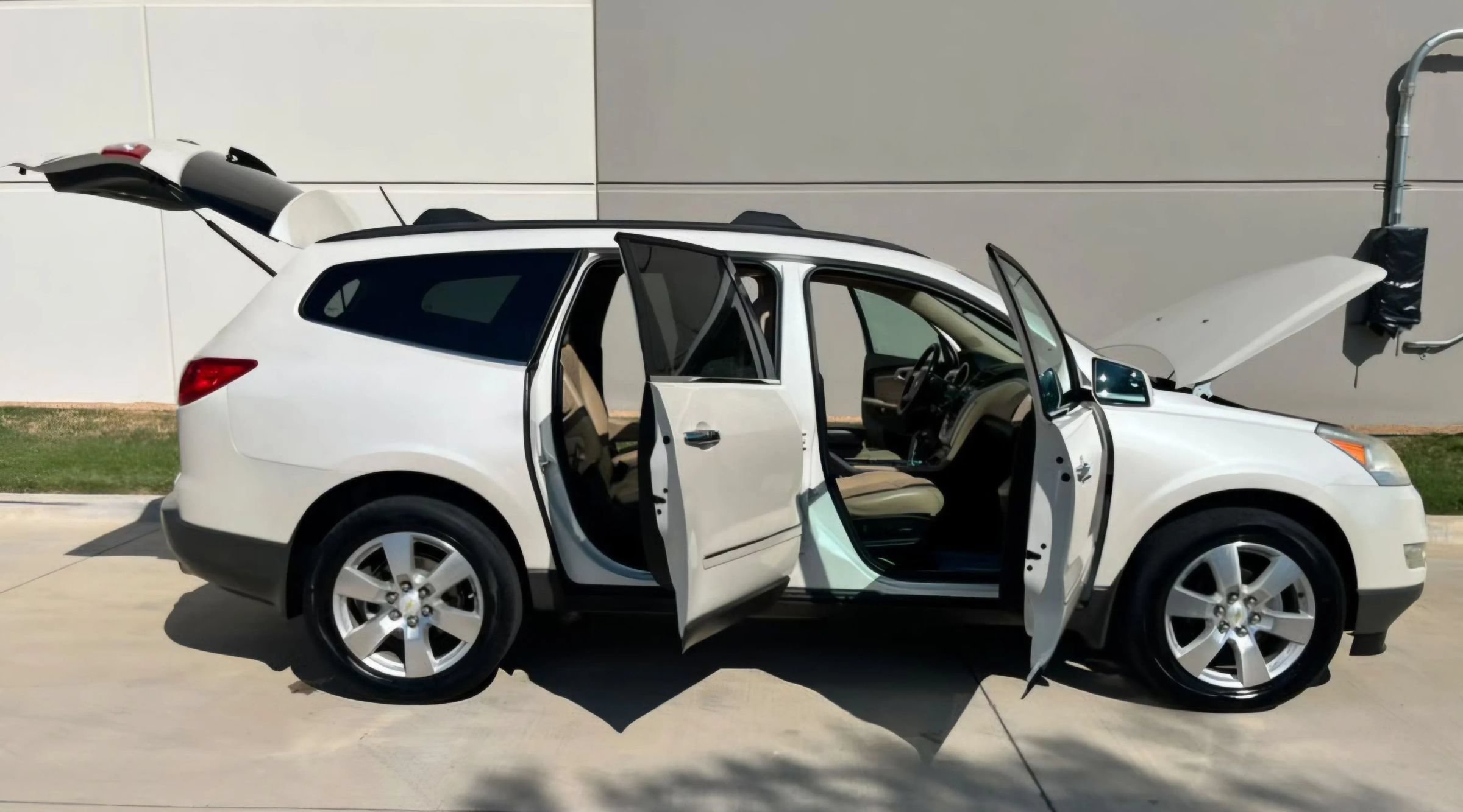 Used 2012 Chevrolet Traverse LTZ FWD image 16