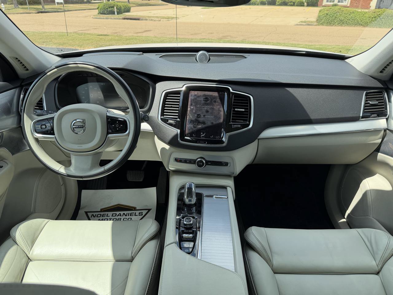 Used 2016 Volvo XC90 T8 Momentum w/ Vision Package AWD/4WD image 23