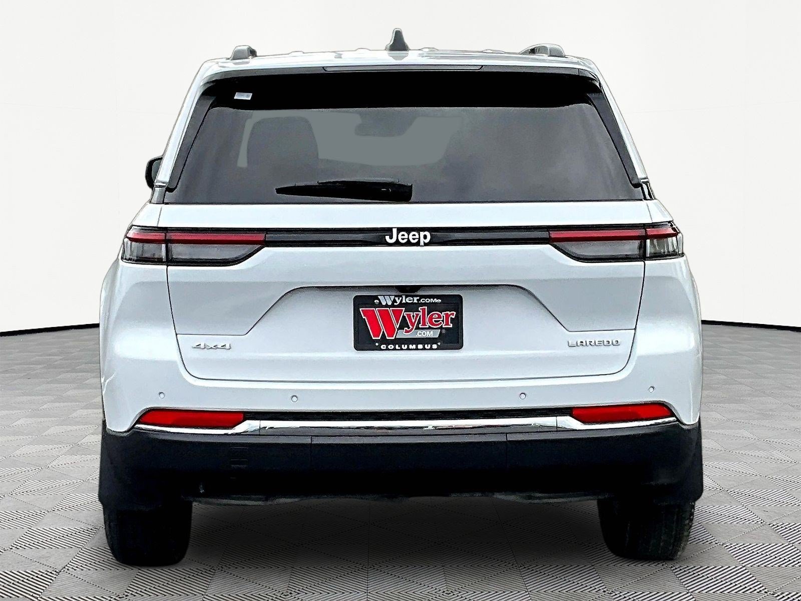 Used 2025 Jeep Grand Cherokee Laredo w/ Luxury Tech Group I AWD/4WD image 5