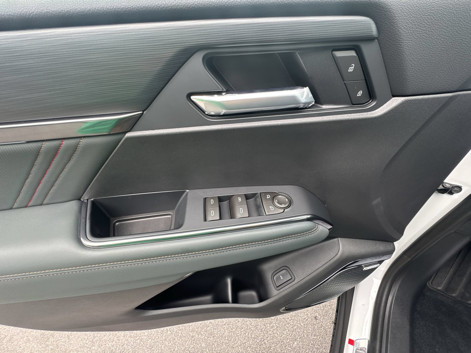 New 2026 GMC Acadia AT4 w/ Luxury Package AWD/4WD image 15