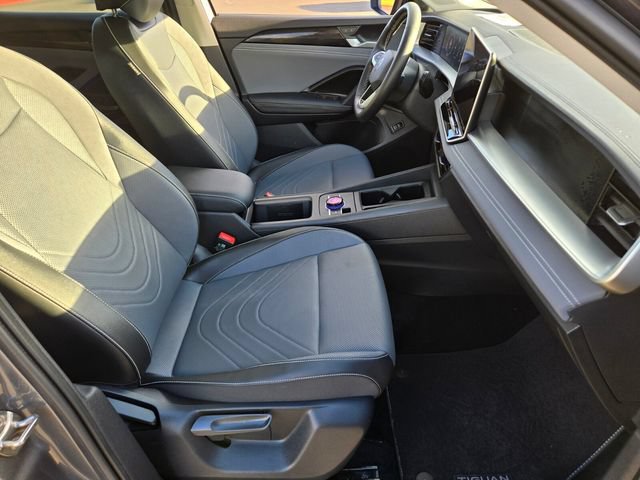 Used 2025 Volkswagen Tiguan SE AWD/4WD image 15