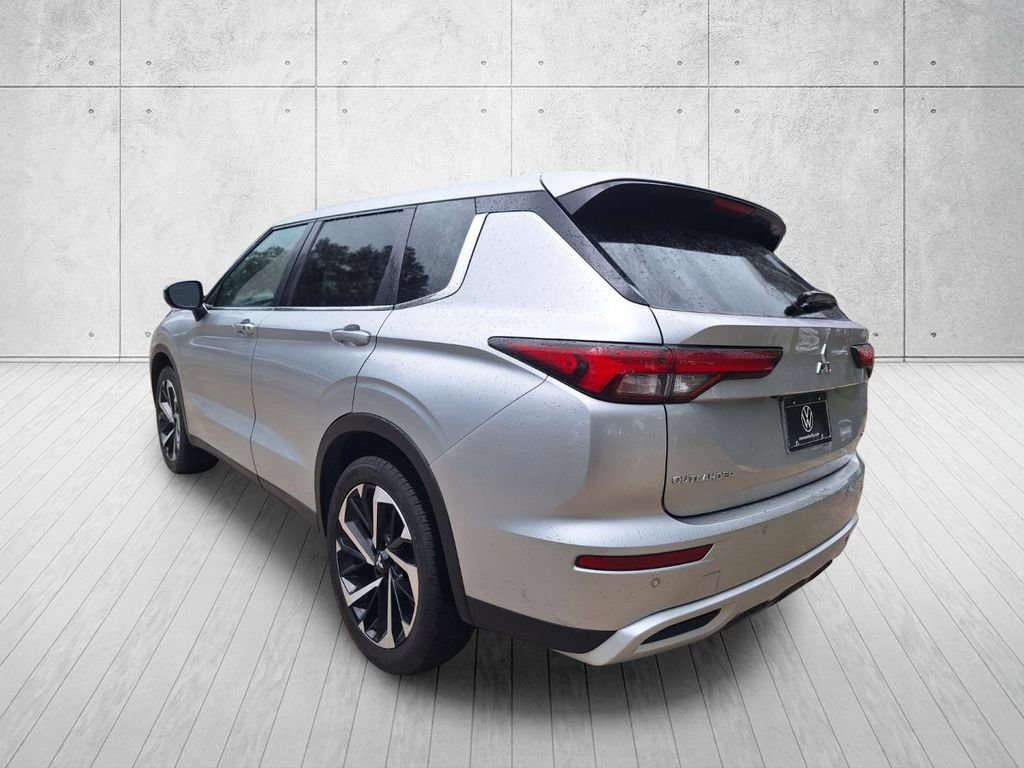 Used 2024 Mitsubishi Outlander SE Black Edition FWD image 3