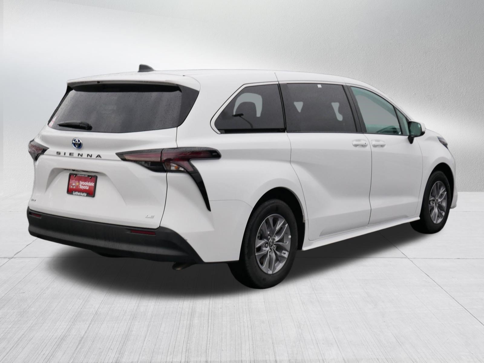Certified 2025 Toyota Sienna LE FWD image 7