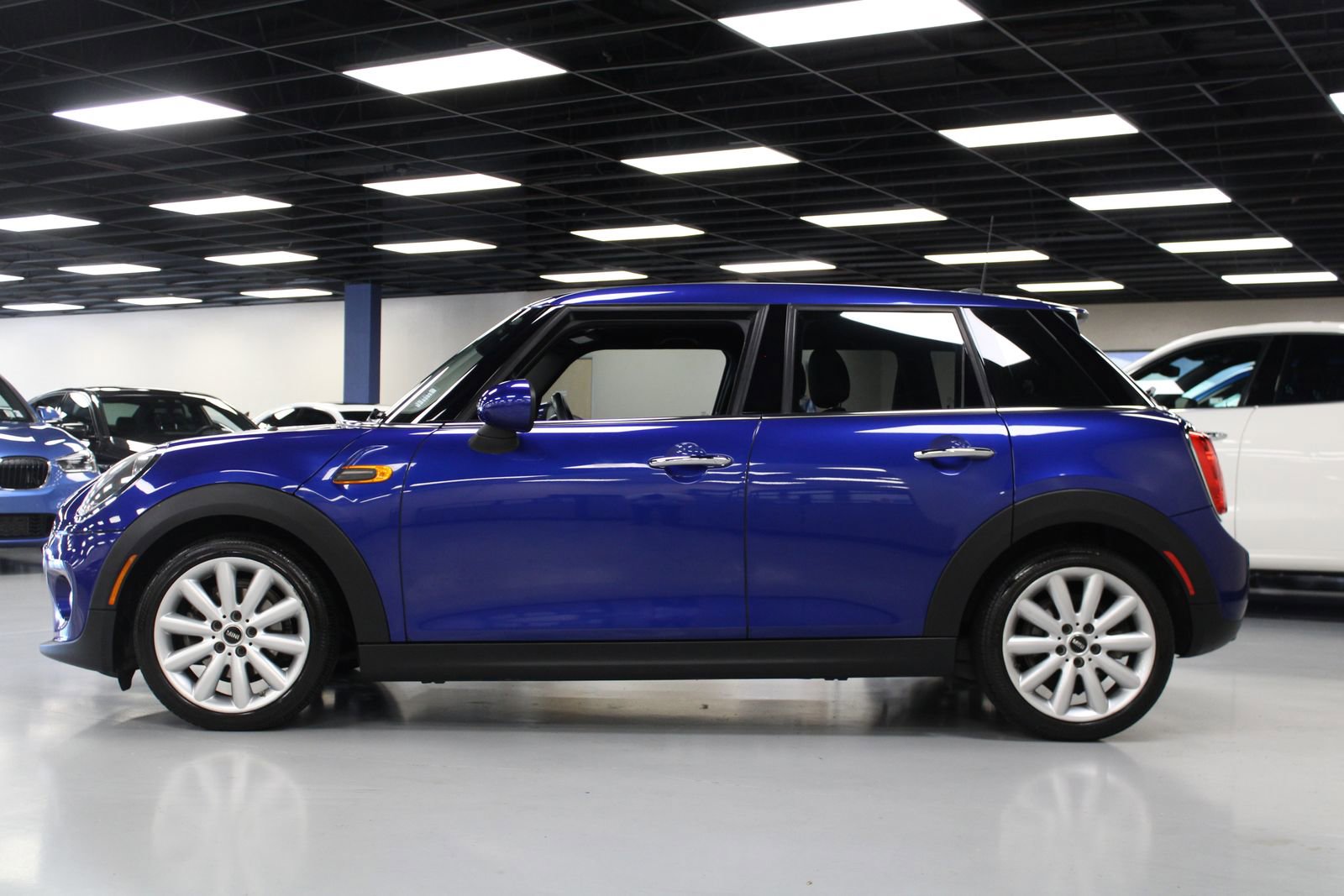 Used 2019 MINI Cooper 4-Door Hardtop image 6