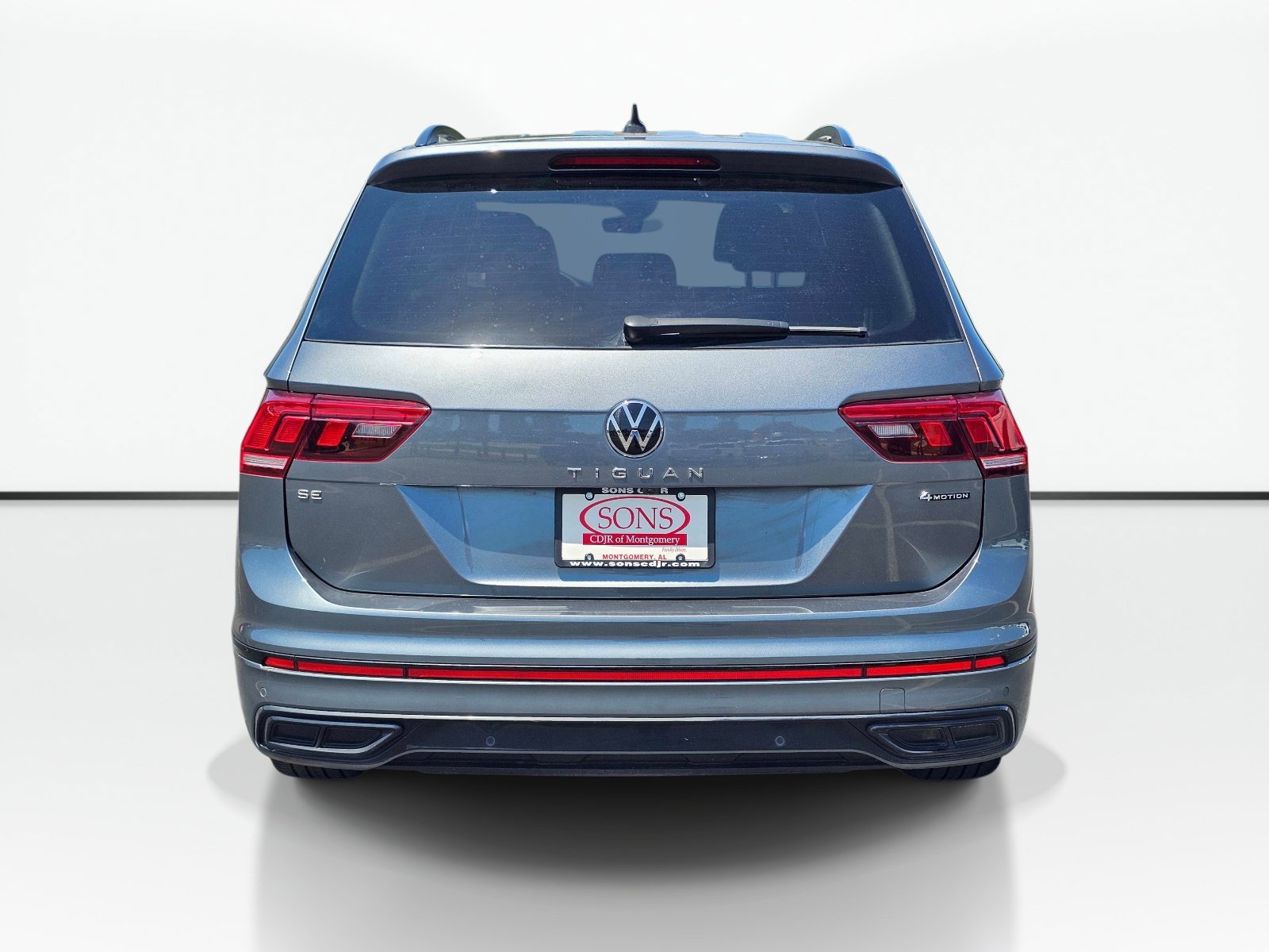 Used 2024 Volkswagen Tiguan SE R-Line AWD/4WD image 10