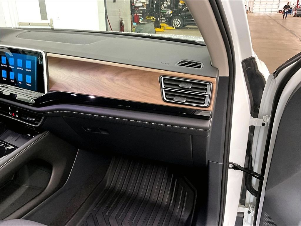 Used 2025 Volkswagen Atlas SE AWD/4WD image 13