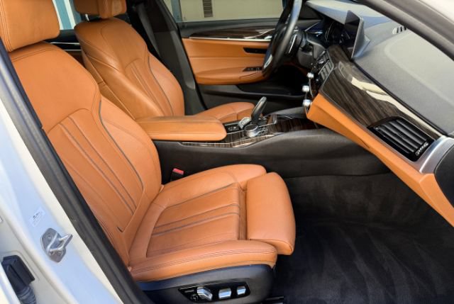Used 2019 BMW 530e w/ Convenience Package RWD image 16
