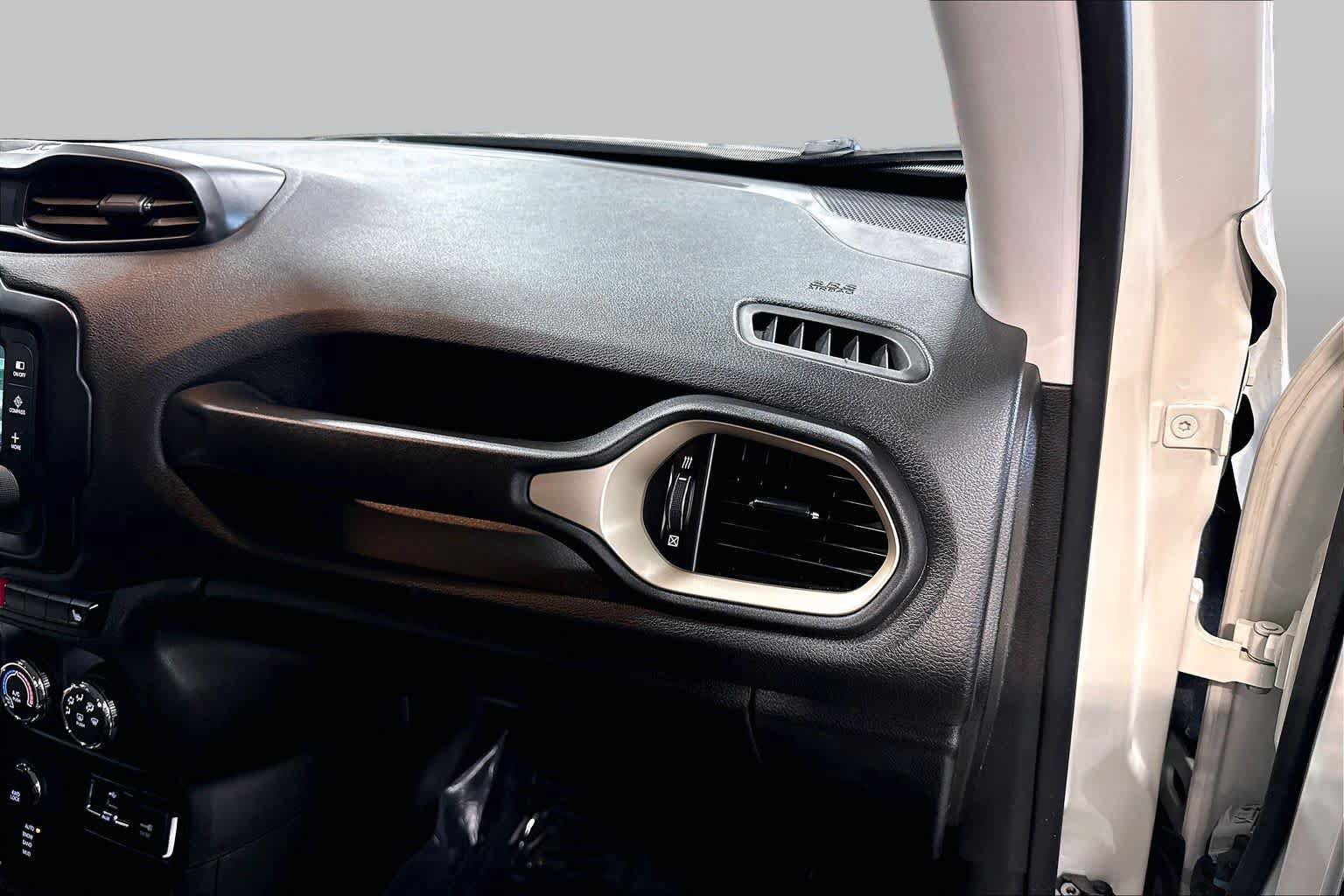 Used 2015 Jeep Renegade Latitude w/ Cold Weather Group II AWD/4WD image 18