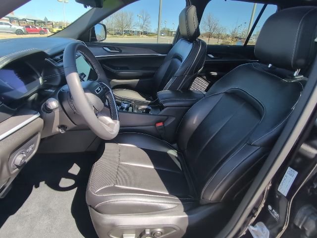 Used 2024 Jeep Grand Cherokee Limited w/ Luxury Tech Group II image 13