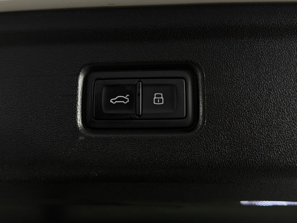 Used 2025 Audi A6 e-tron Premium Plus w/ Premium Plus RWD image 29