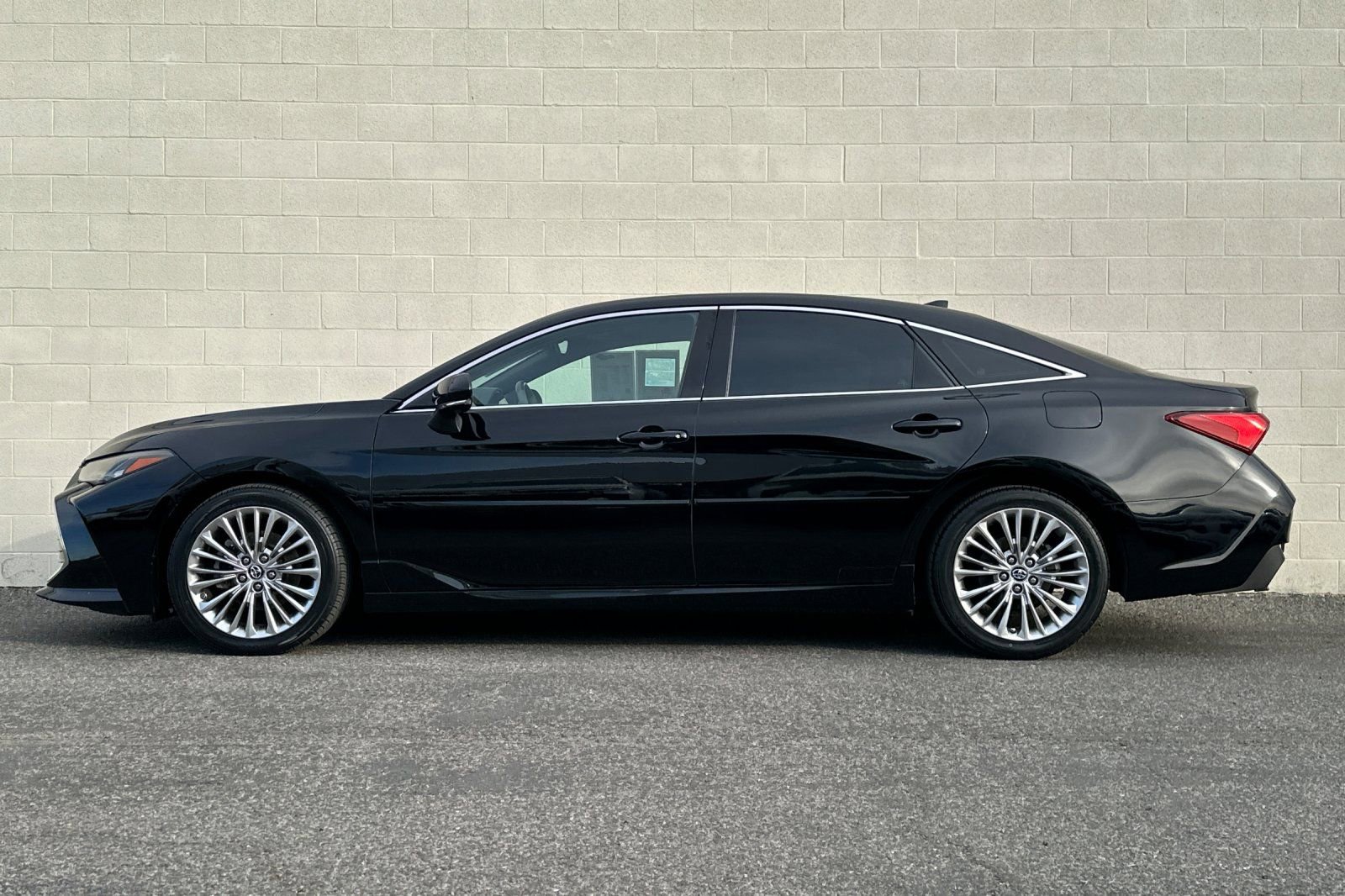 Used 2019 Toyota Avalon Limited image 7