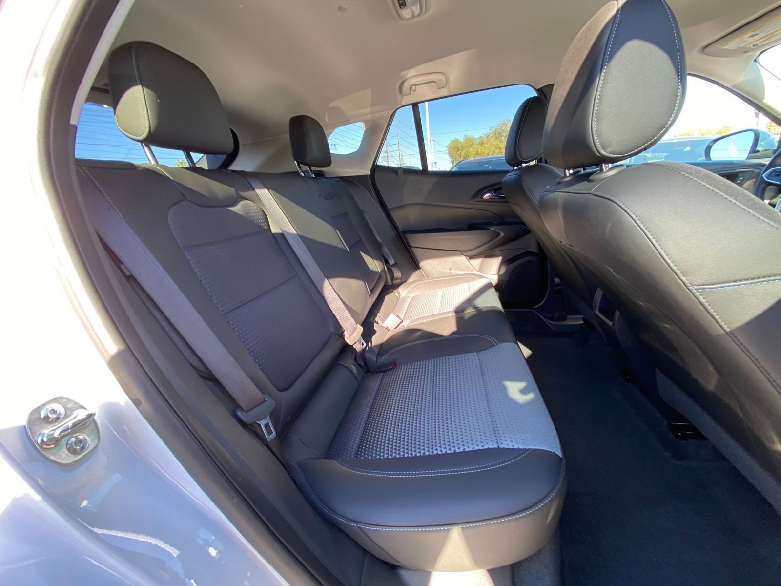 Used 2025 Chevrolet Trax LT w/ LT Convenience Package image 39