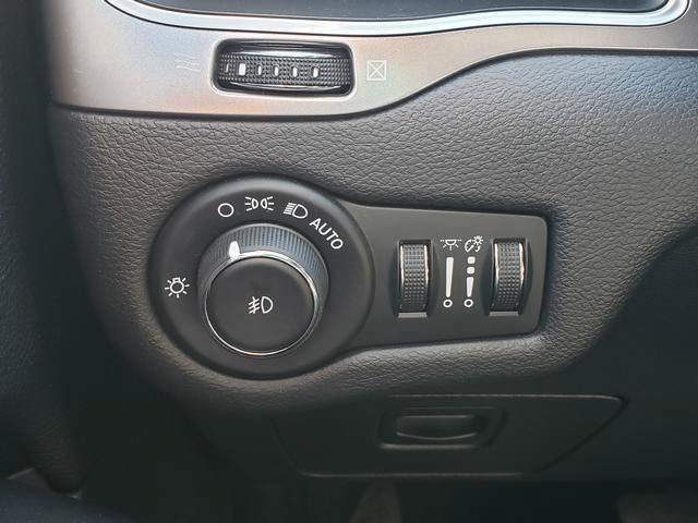 Used 2019 Jeep Cherokee Latitude Plus w/ Cold Weather Group AWD/4WD image 29