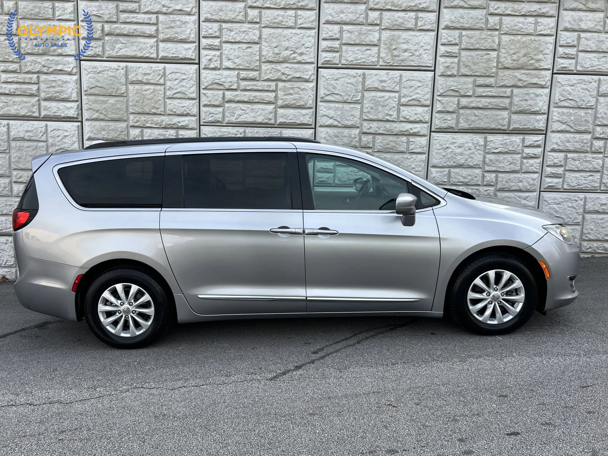 Used 2017 Chrysler Pacifica Touring-L image 8