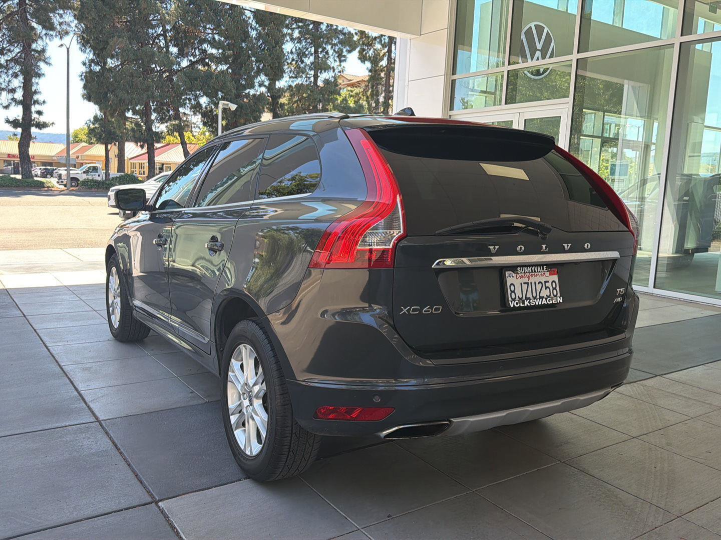 Used 2016 Volvo XC60 T5 Premier w/ Proximity Package AWD/4WD image 4