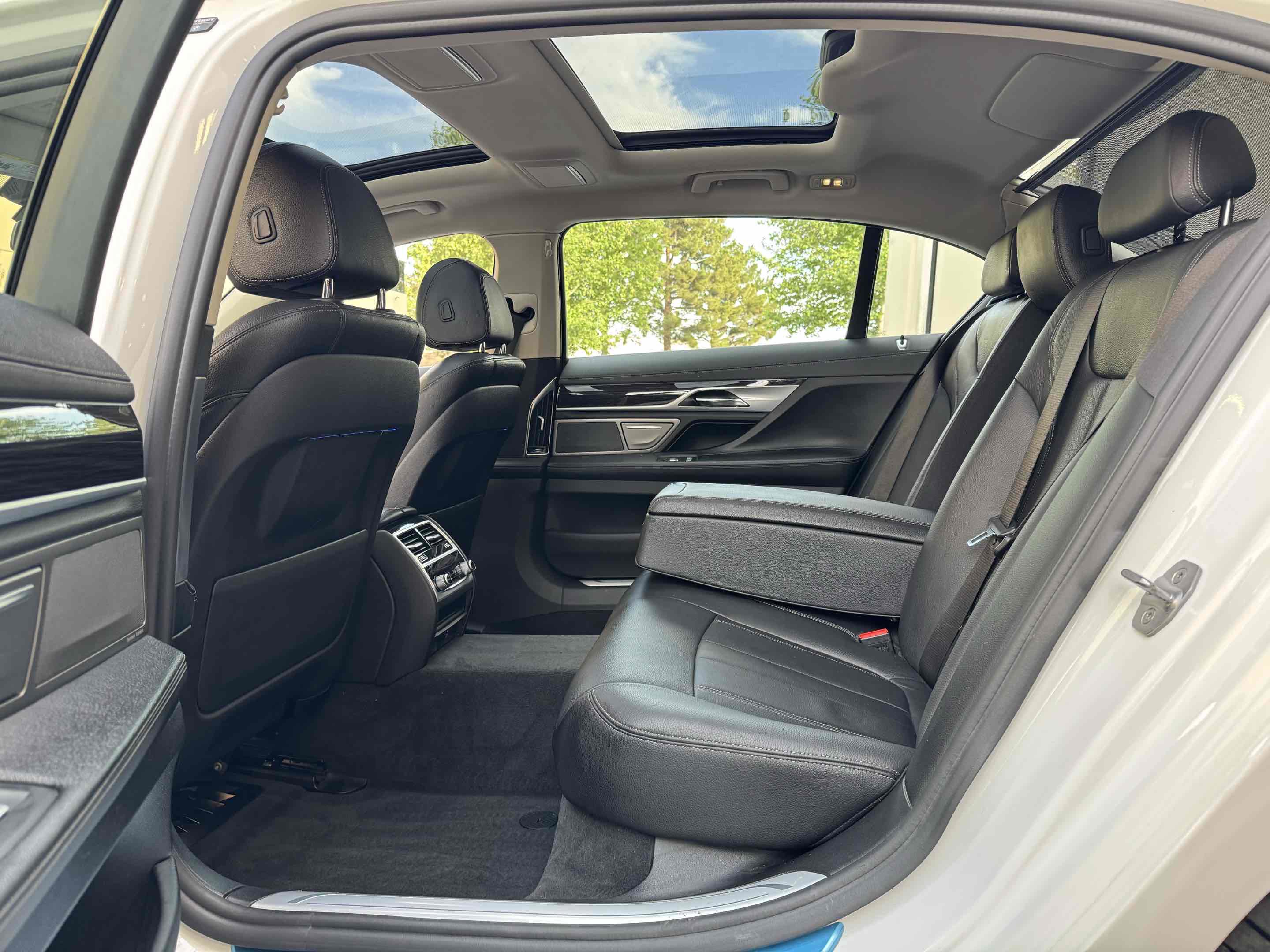 Used 2018 BMW 740e xDrive AWD/4WD image 34