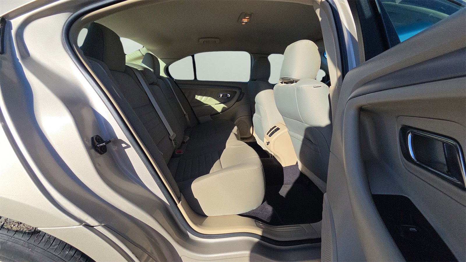 Used 2018 Ford Taurus SE image 14