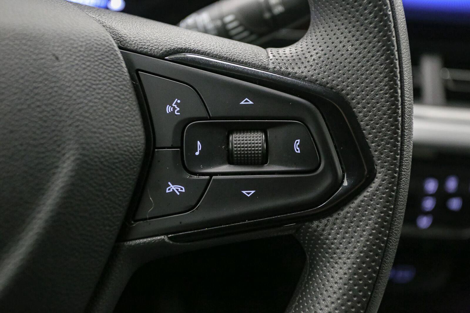 Used 2025 Chevrolet Trax LT FWD image 34