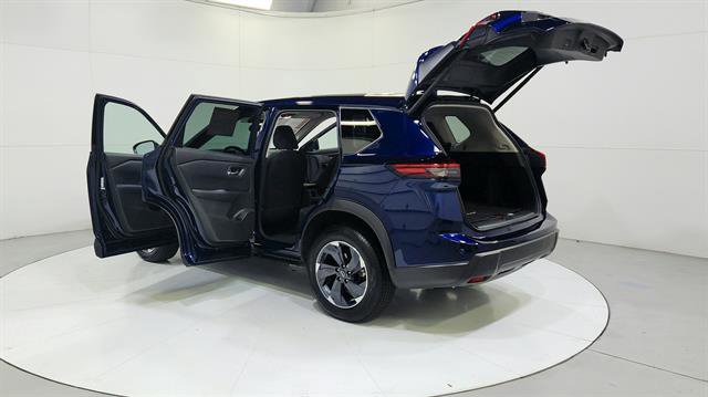 Certified 2025 Nissan Rogue SV image 31