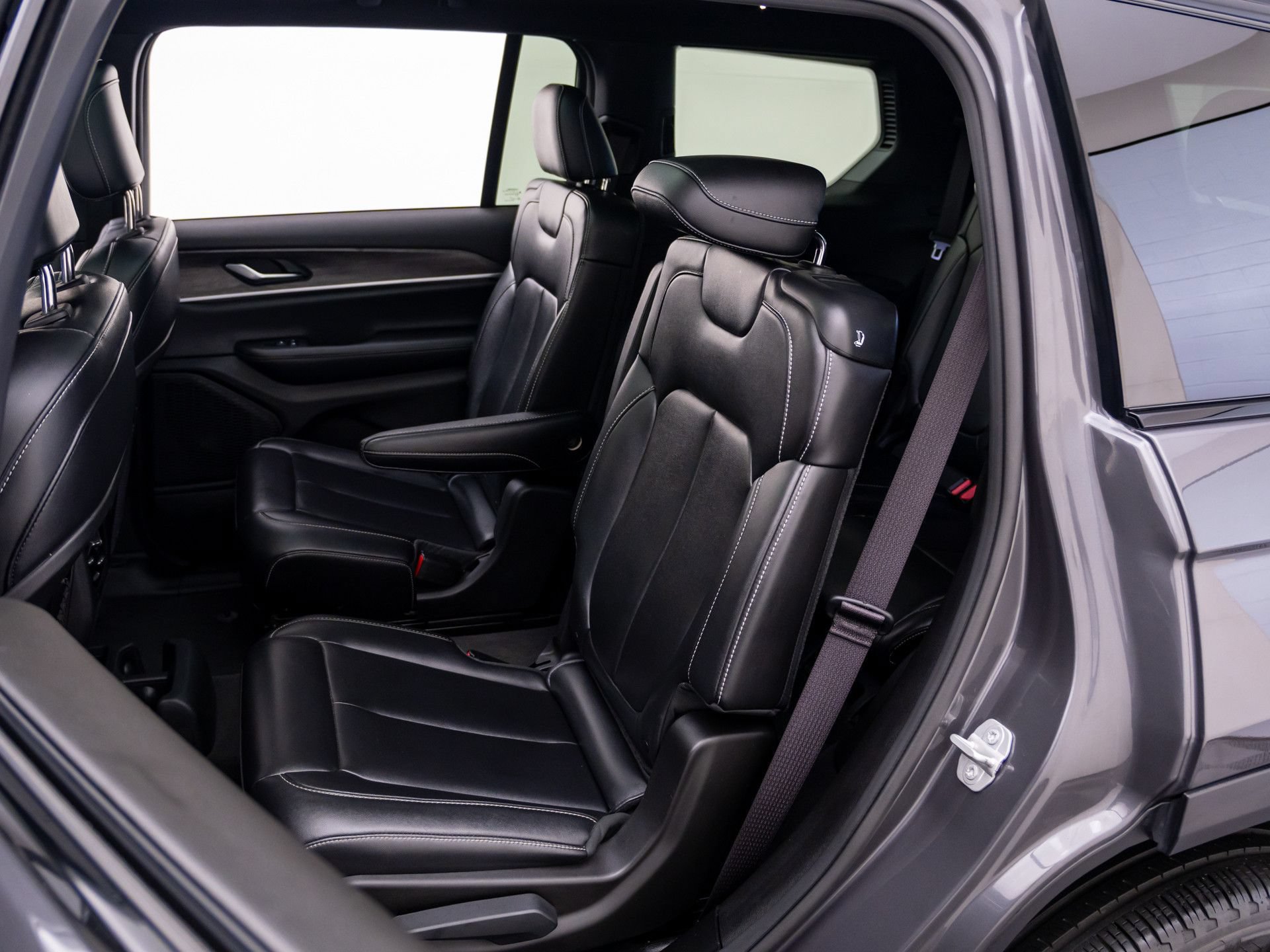Used 2024 Jeep Grand Cherokee L Limited w/ Black Appearance Package AWD/4WD image 15