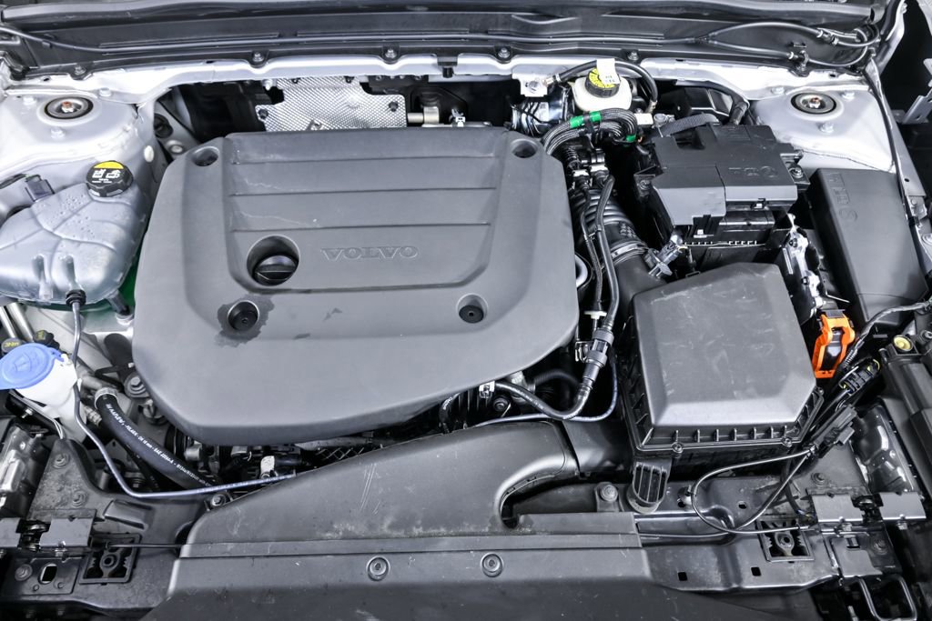 Certified 2025 Volvo XC40 B5 Plus image 35