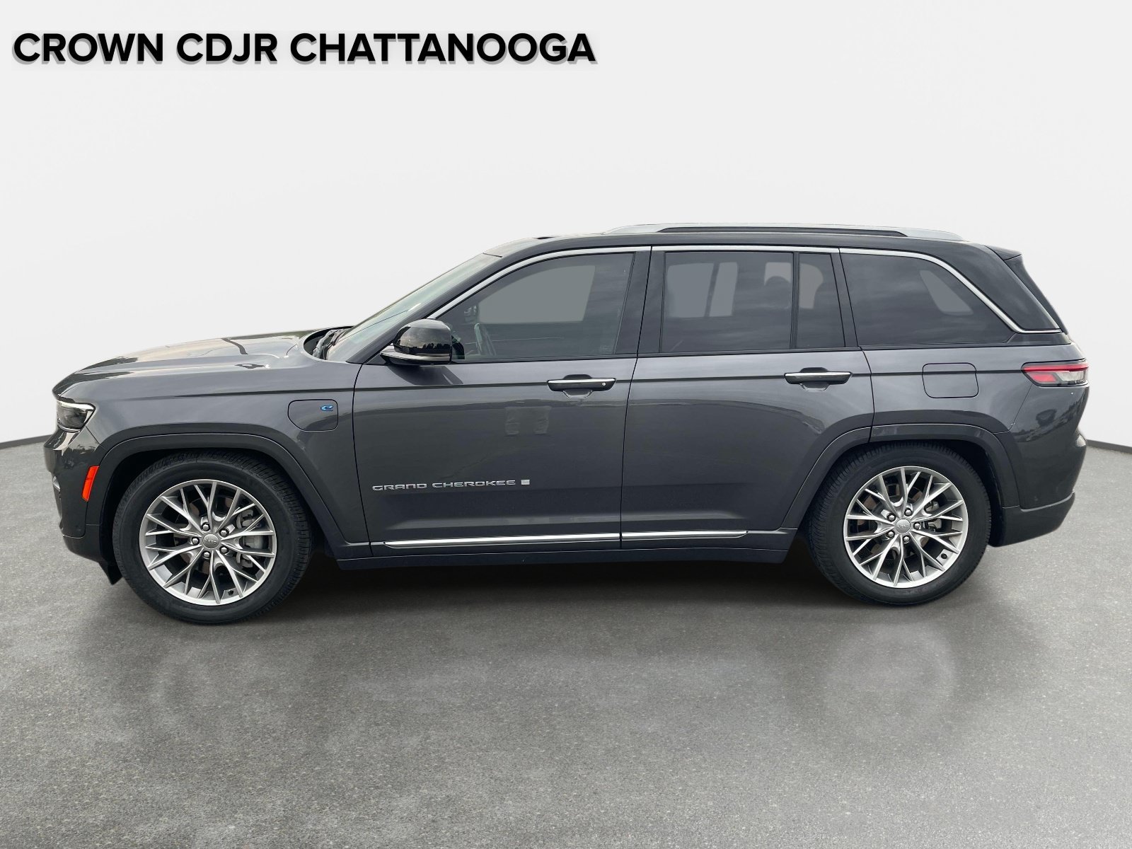 Used 2022 Jeep Grand Cherokee Summit w/ Advanced Protech Group IV AWD/4WD image 2