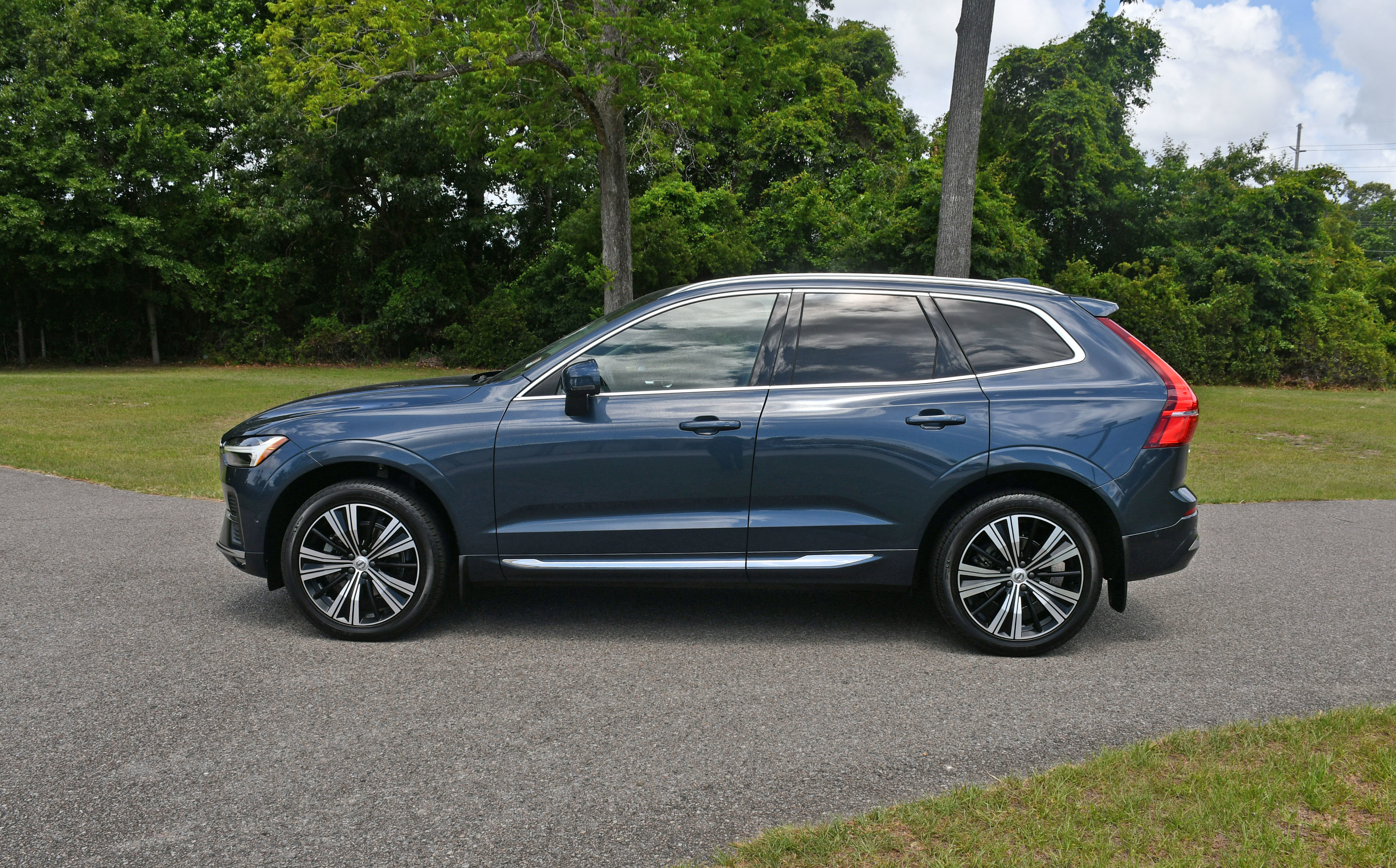 Used 2022 Volvo XC60 B5 Inscription w/ Advanced Package FWD image 2