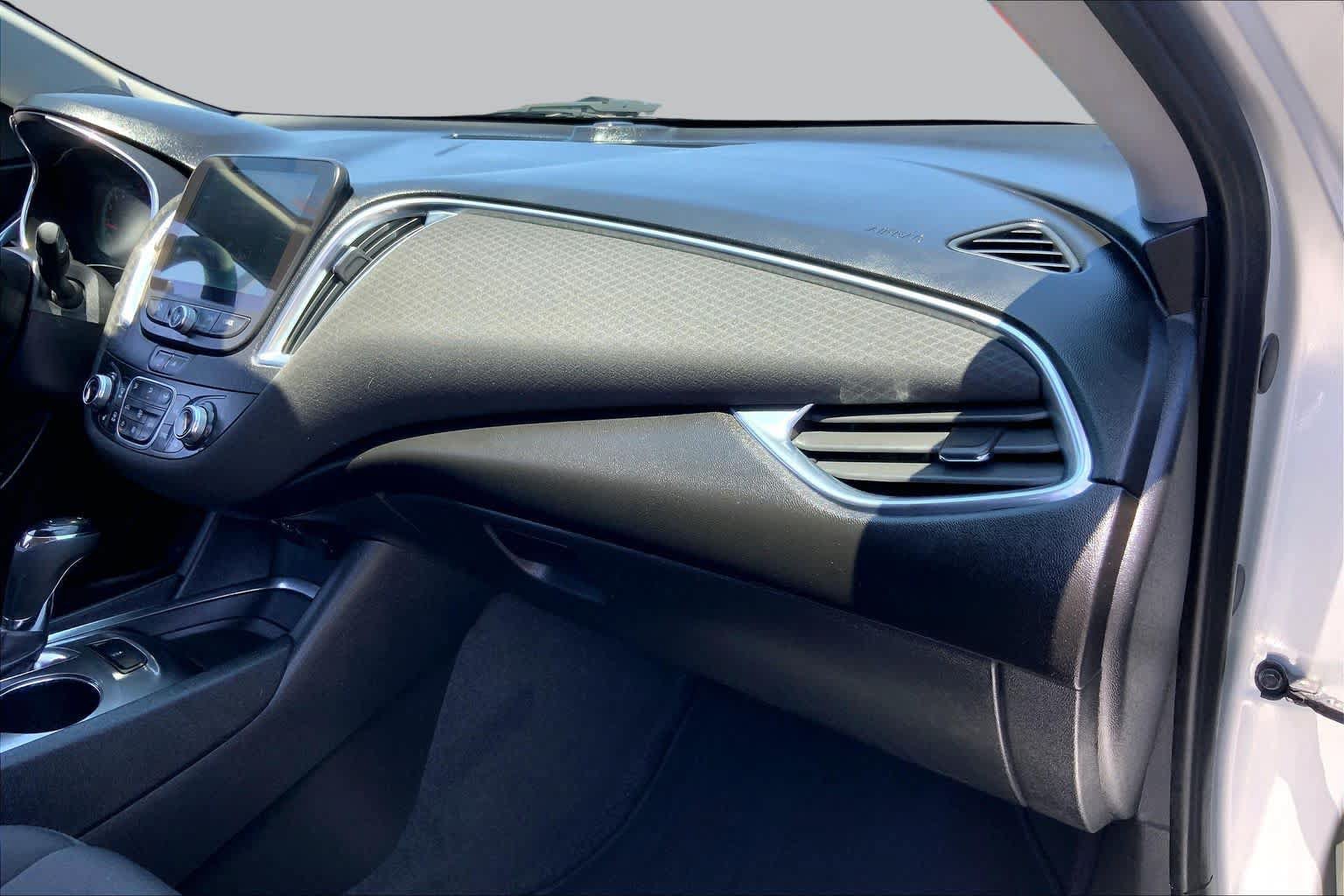 Used 2020 Chevrolet Malibu LT FWD image 19