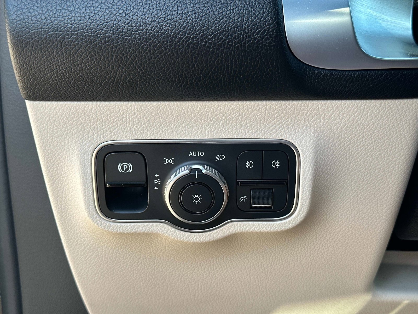 Used 2025 Mercedes-Benz GLB 250 image 27