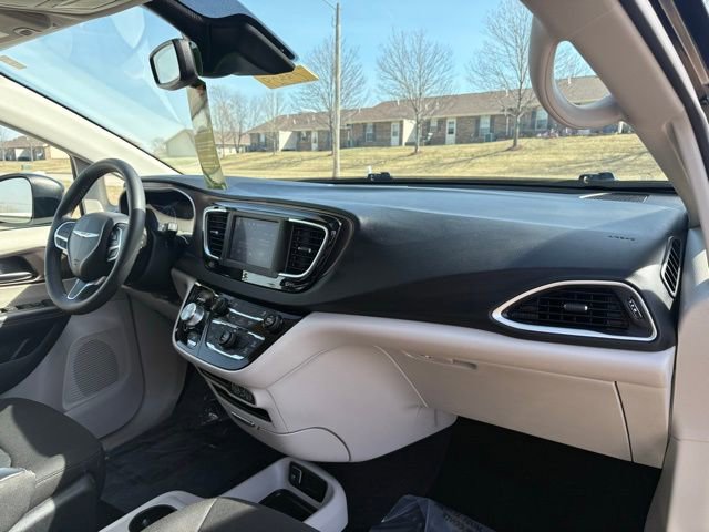 Used 2023 Chrysler Voyager LX image 13