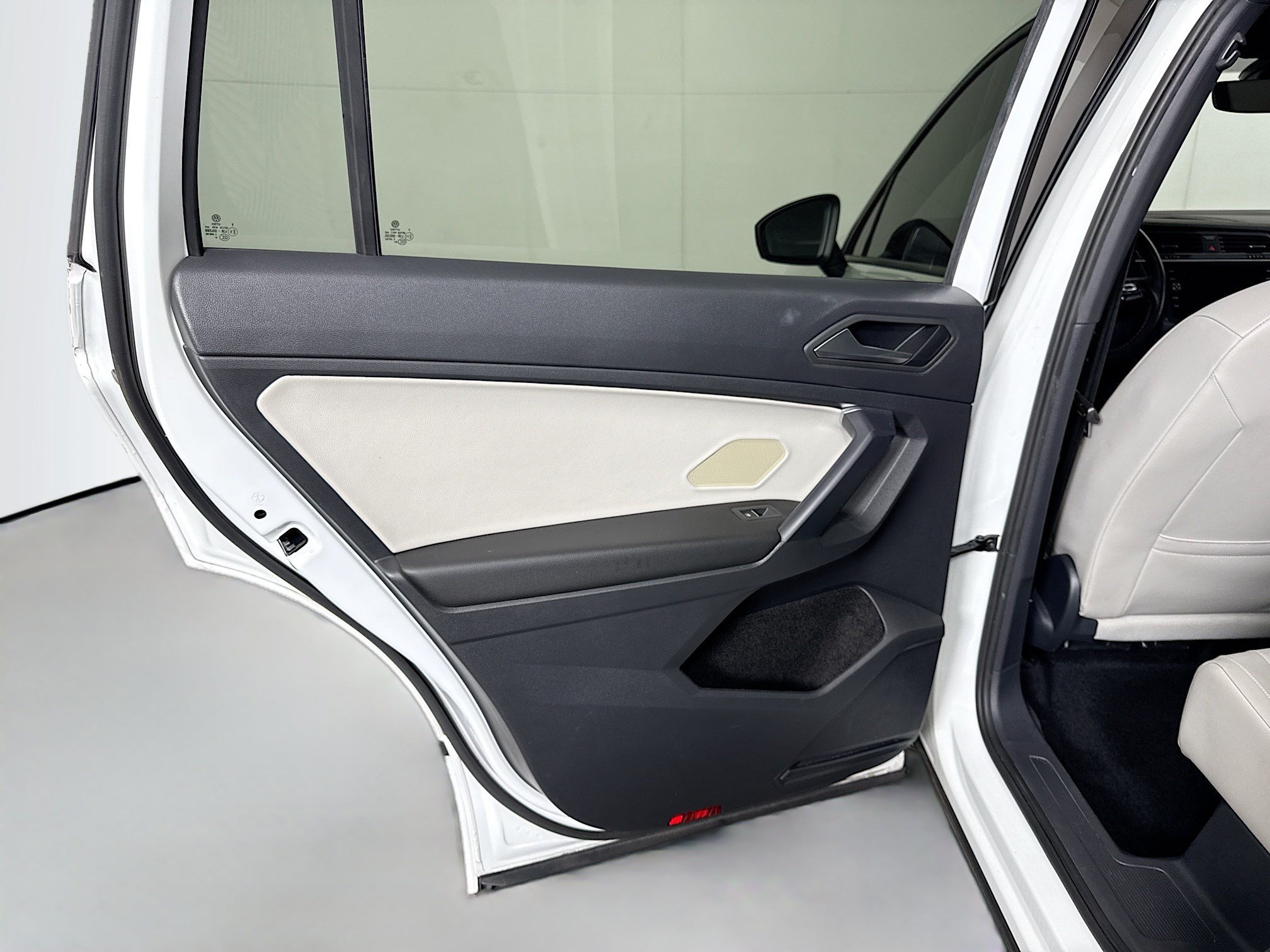 Used 2021 Volkswagen Tiguan SE R-Line FWD image 26