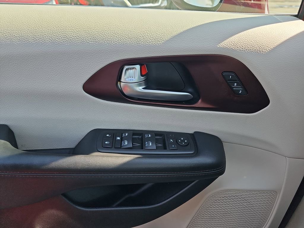 Used 2020 Chrysler Pacifica Limited image 33