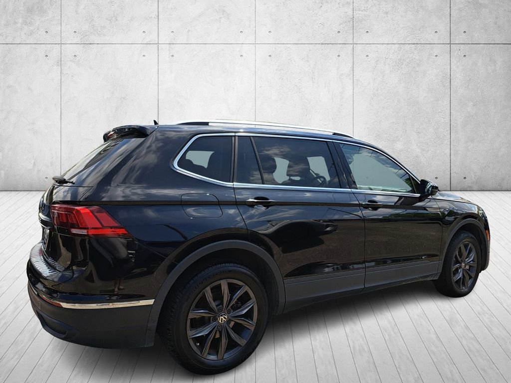 Used 2023 Volkswagen Tiguan SE w/ Panoramic Sunroof Package image 5
